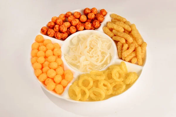 Mix von Snacks auf einem weißen Teller isoliert auf weiß. — Stockfoto
