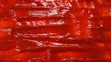 Kırmızı sos arka plan olarak sıçrar.