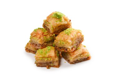 Beyaz arka planda fıstıklı baklava. Tatlı..