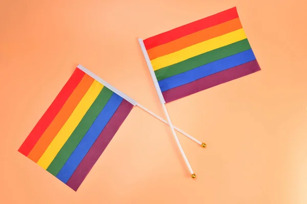 Bandeira LGBT em fundo laranja. Espaço de cópia . — Fotografia de Stock