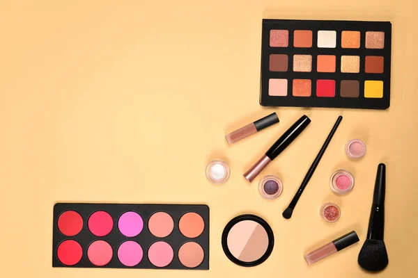 Professionella makeup produkter med kosmetiska skönhetsprodukter, öga — Stockfoto
