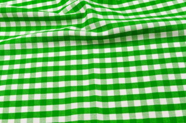 Yeşil peçete beyaz arka planda izole edilmiş. Boşluğu kopyala. 