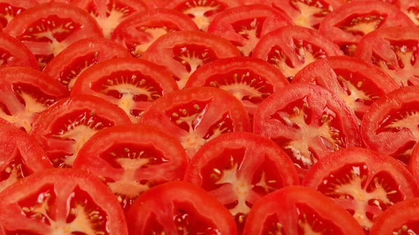 Tomatenhintergrund in Scheiben geschnitten. Ansicht von oben. — Stockfoto