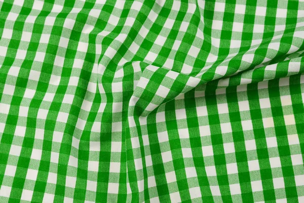Tovagliolo verde isolato su sfondo bianco. Copia spazio. — Foto Stock