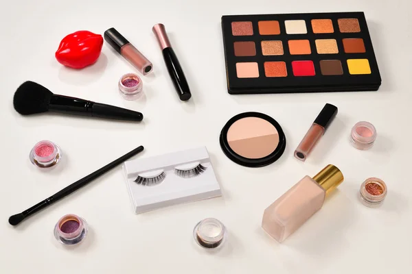 Profesjonalne produkty do makijażu z kosmetycznymi kosmetyki, oko — Zdjęcie stockowe