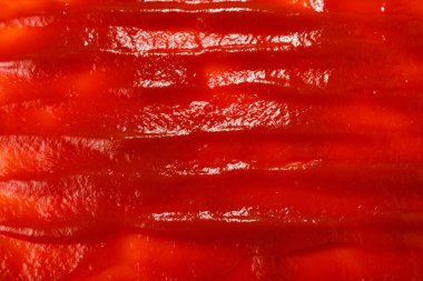 Kırmızı sos arka plan olarak sıçrar.