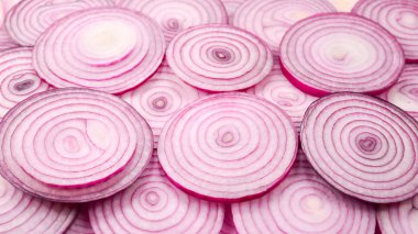 Arka plan olarak soğan dilimleri. Üst görünüm. 