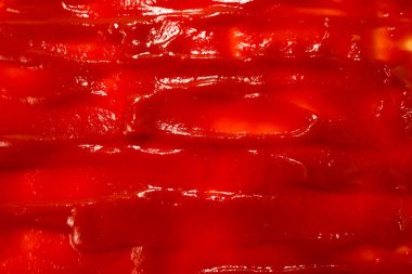 Kırmızı sos arka plan olarak sıçrar.