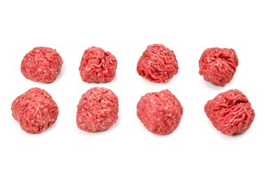 Beyaz arkaplanda çiğ et topları izole.