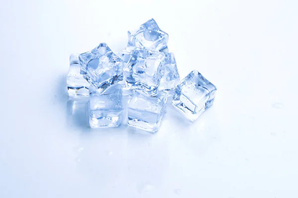 Cubos de cristal de hielo, espacio para texto o diseño. —  Fotos de Stock