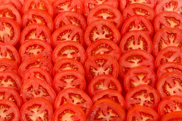 चिरलेली टोमॅटो पार्श्वभूमी. शीर्ष दृश्य . — स्टॉक फोटो, इमेज