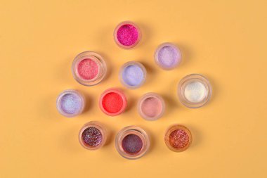 Kozmetik. Makyaj. Ufalanmış parlak gölgeleri, parıltılı kavanozları. P