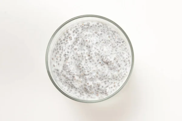Chia pudding in glas op een witte achtergrond. Ruimte voor tekst of — Stockfoto