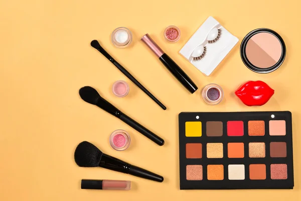 Profesjonalne produkty do makijażu z kosmetycznymi kosmetyki, oko — Zdjęcie stockowe