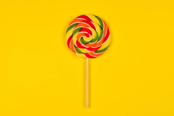 Colorful candy on a yellow  background. Lollipop. Top view. Copy — Stock Photo, Image