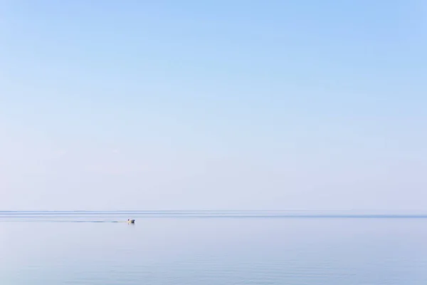 Fiskare i en båt på sjön. — Stockfoto