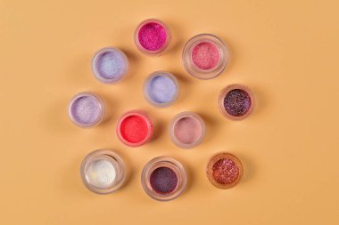 Kozmetik. Makyaj. Ufalanmış parlak gölgeleri, parıltılı kavanozları. P