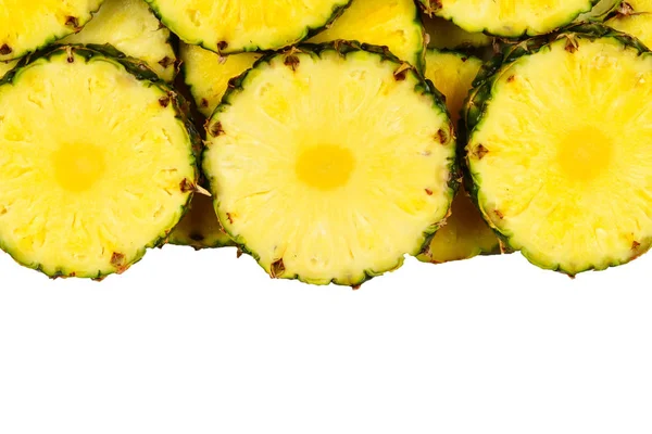 Ananas saftiga gula skivor bakgrund. Ovanifrån. — Stockfoto