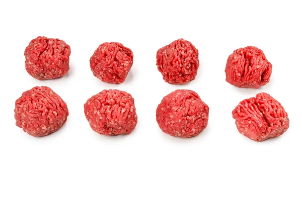 Bolas de carne crua isoladas no fundo branco. — Fotografia de Stock