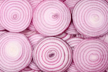 Arka plan olarak soğan dilimleri. Üst görünüm. 
