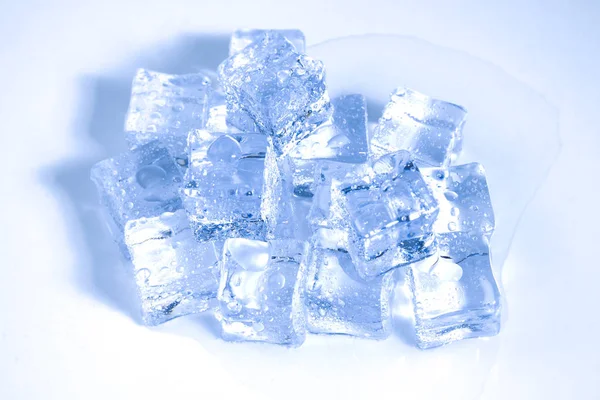 Cubi di cristallo di ghiaccio, spazio per testo o design. — Foto Stock