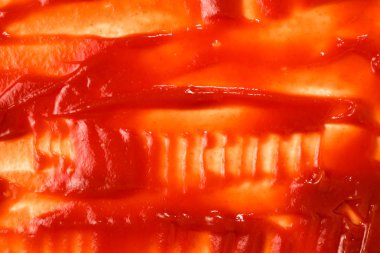 Kırmızı sos arka plan olarak sıçrar.