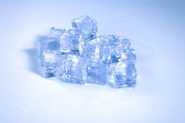 Buz kristal küpleri, metin veya tasarım için boşluk.