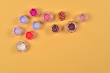 Kozmetik. Makyaj. Ufalanmış parlak gölgeleri, parıltılı kavanozları. P