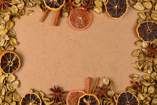 Φθινοπωρινό φόντο με χρυσά φύλλα, αποξηραμένα φρούτα, κανέλα και — Φωτογραφία Αρχείου