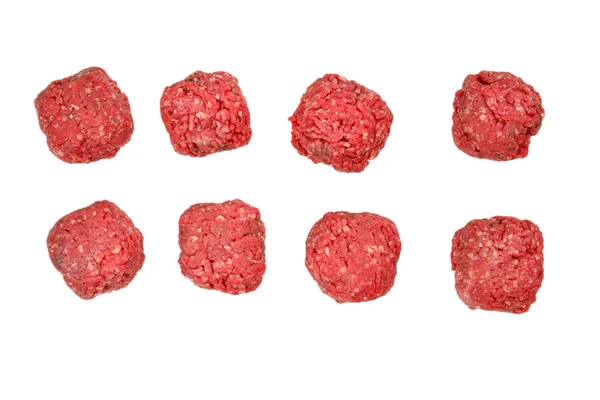 Bolas de carne cruda aisladas sobre fondo blanco. —  Fotos de Stock