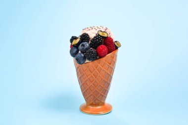 Bir bl üzerinde yaban mersini, böğürtlen ve ahududu ile dondurma