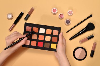 Kadın elinde göz farı paleti. Profesyonel makyaj ürünleri w