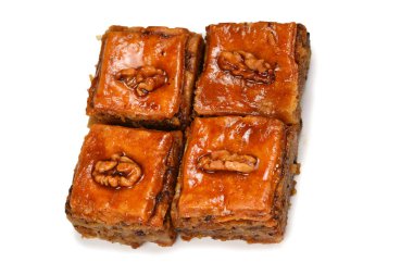 Beyaz arka planda izole edilmiş lezzetli baklava.