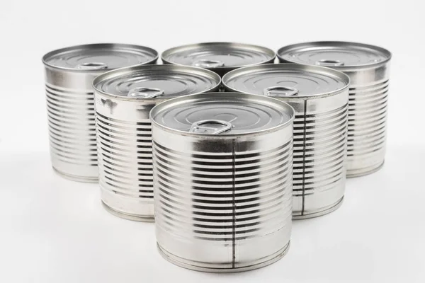 Gruppo di cibo in scatola d'argento su sfondo bianco. — Foto Stock