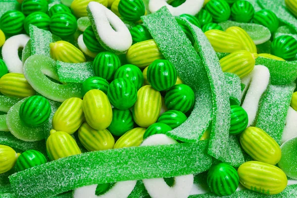 Geassorteerde groene gummy snoepjes achtergrond. Bovenaanzicht. Jelly snoepjes — Stockfoto