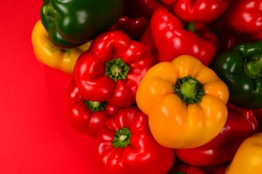 Taze kırmızı, sarı, kırmızı arka planda yeşil dolma biber. 