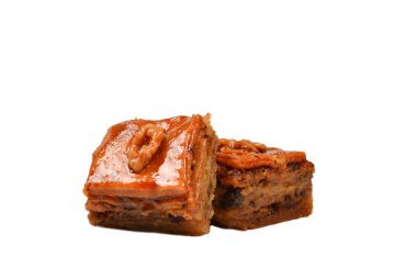 Beyaz arka planda izole edilmiş lezzetli baklava.
