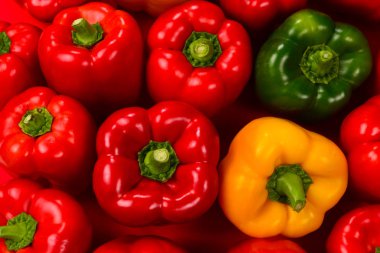 Taze kırmızı, yeşil, sarı dolmalık biber arka planı.