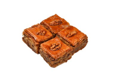 Beyaz arka planda izole edilmiş lezzetli baklava.