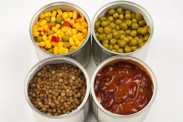 Comida enlatada sobre fondo blanco. Guisante verde, frijoles, maíz, lentejas —  Fotos de Stock