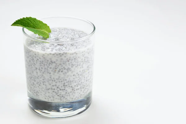 Chia-Pudding mit Minze auf weißem Hintergrund. Raum für Text oder — Stockfoto