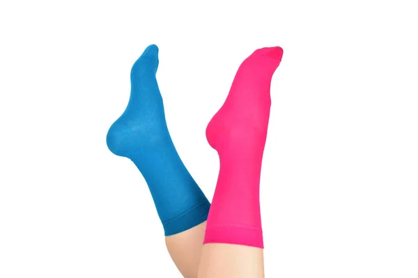 Женщина в синих и фиолетовых носках изолирована на белом фоне. Топ — стоковое фото