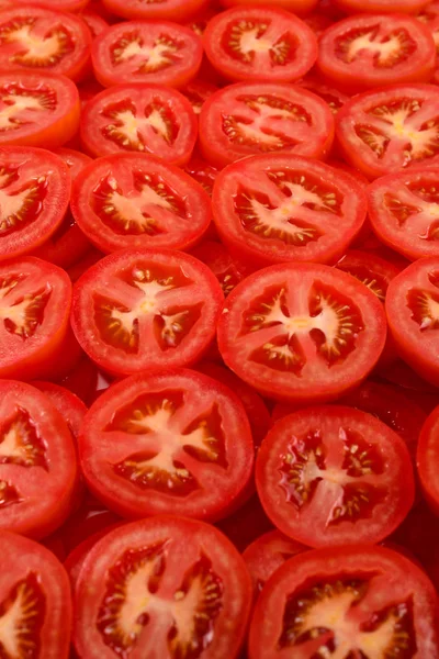 Tomatenhintergrund in Scheiben geschnitten. Ansicht von oben. — Stockfoto