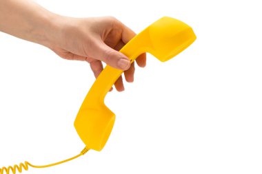 Kadının elindeki sarı cep telefonu beyaza izole edilmiş. Boşluğu kopyala.