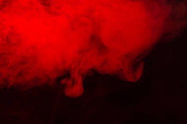 Siyah arka planda kırmızı buhar. Boşluğu kopyala.