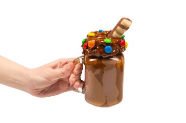Çikolatalı milkshake, çırpılmış krema, kurabiye, waffle, cam mason kavanozunda servis edilir. 