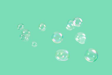 Yeşil arka planda sabun köpükleri izole edilmiş. Boşluğu kopyala. 