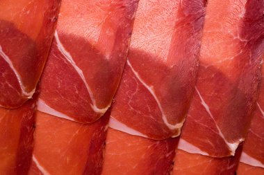Lezzetli bir arka plan, ince dilimlenmiş jamon. Üst görünüm. 