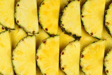 Ananas sulu sarı dilimler arka planda. Üst görünüm.