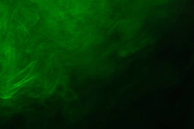 Siyah arka planda yeşil buhar. Boşluğu kopyala.